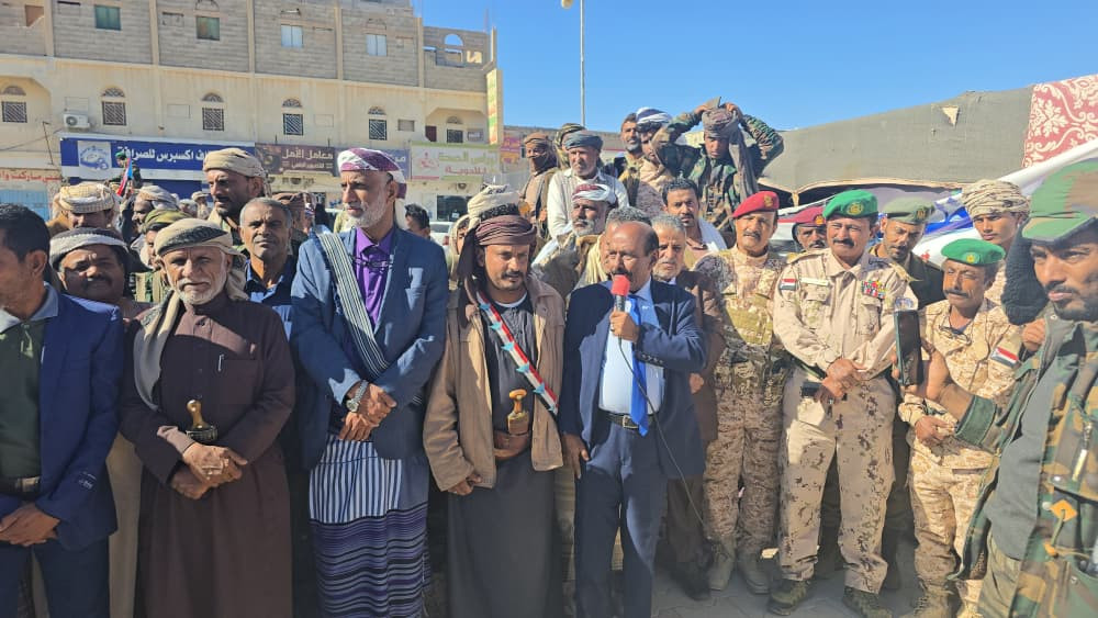 توافد حشود جماهيرية من مديرية عتق إلى ساحة الاعتصام المفتوح بشبوة للمطالبة بإعلان دولة الجنوب العربي توافد حشود جماهيرية من مديرية عتق إلى ساحة الاعتصام المفتوح بشبوة للمطالبة بإعلان دولة الجنوب العربي