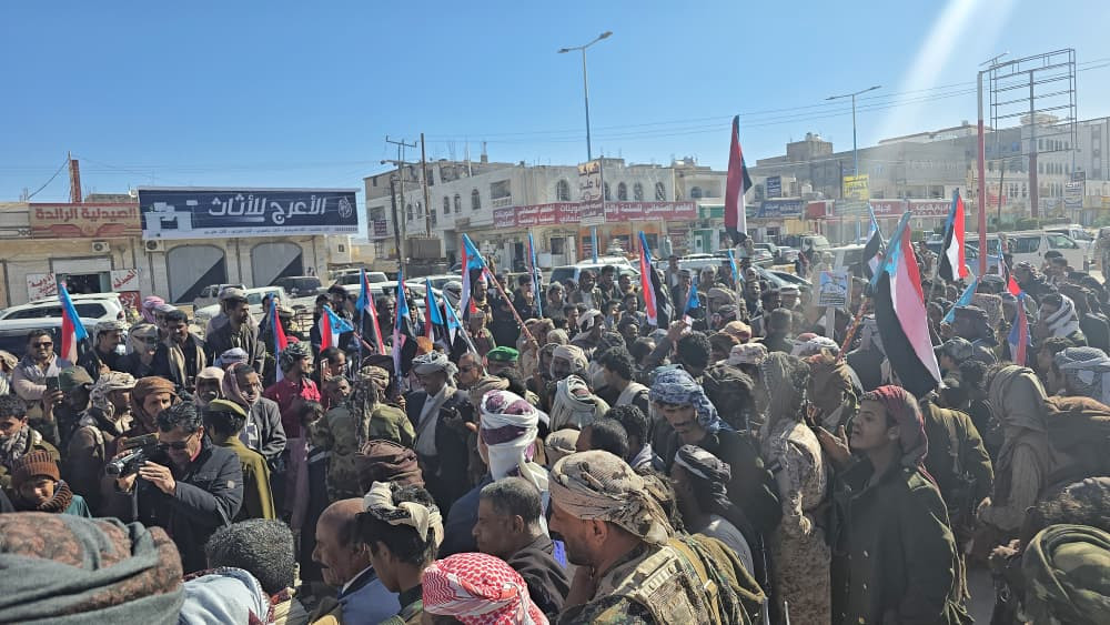 توافد حشود جماهيرية من مديرية عتق إلى ساحة الاعتصام المفتوح بشبوة للمطالبة بإعلان دولة الجنوب العربي توافد حشود جماهيرية من مديرية عتق إلى ساحة الاعتصام المفتوح بشبوة للمطالبة بإعلان دولة الجنوب العربي