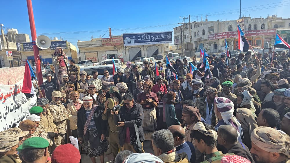 توافد حشود جماهيرية من مديرية عتق إلى ساحة الاعتصام المفتوح بشبوة للمطالبة بإعلان دولة الجنوب العربي توافد حشود جماهيرية من مديرية عتق إلى ساحة الاعتصام المفتوح بشبوة للمطالبة بإعلان دولة الجنوب العربي