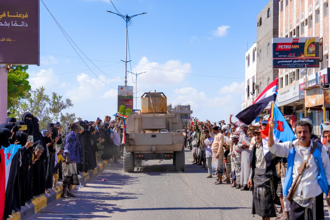 الرئيس الزُبيدي يزور محافظة أبين ويضع حجر الأساس لمشروع محطة الطاقة الشمسية بقدرة 30 ميجاوات الرئيس الزُبيدي يزور محافظة أبين ويضع حجر الأساس لمشروع محطة الطاقة الشمسية بقدرة 30 ميجاوات
