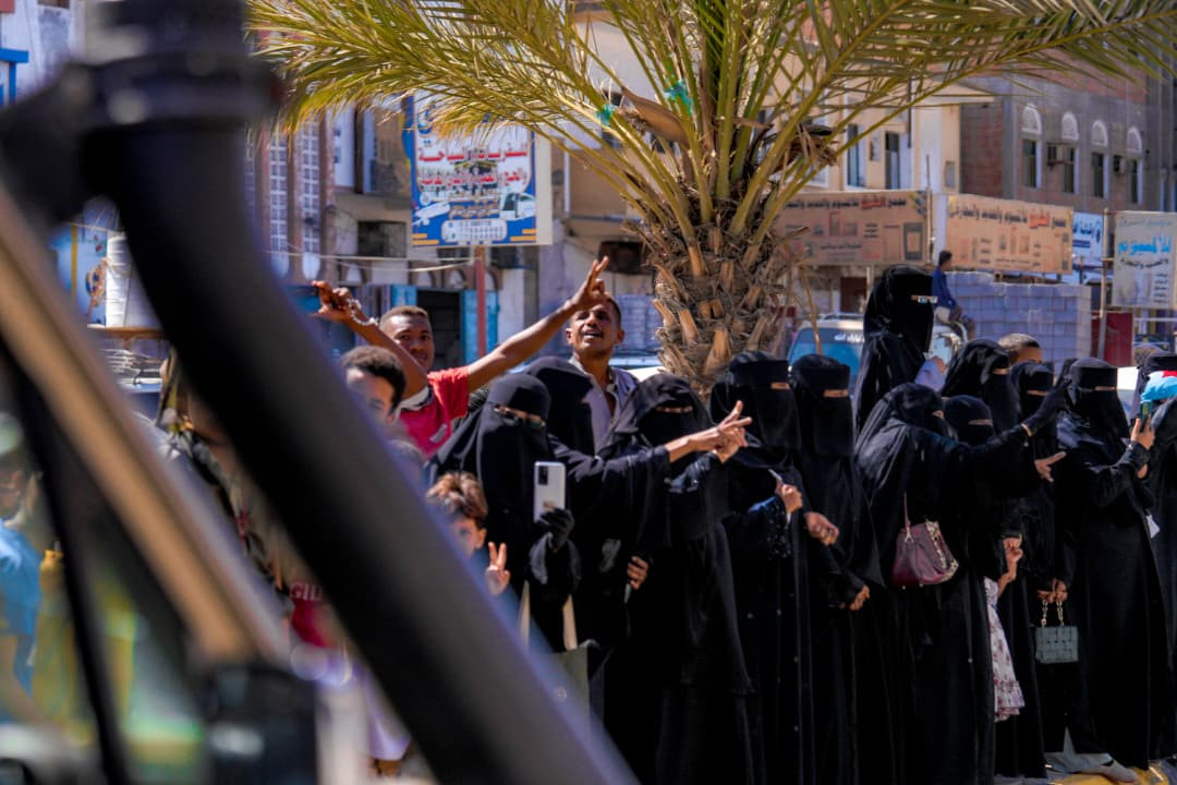 الرئيس الزُبيدي يزور محافظة أبين ويضع حجر الأساس لمشروع محطة الطاقة الشمسية بقدرة 30 ميجاوات الرئيس الزُبيدي يزور محافظة أبين ويضع حجر الأساس لمشروع محطة الطاقة الشمسية بقدرة 30 ميجاوات