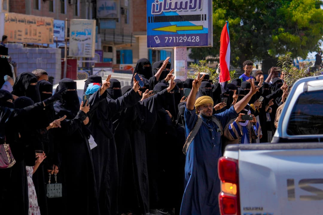 الرئيس الزُبيدي يزور محافظة أبين ويضع حجر الأساس لمشروع محطة الطاقة الشمسية بقدرة 30 ميجاوات الرئيس الزُبيدي يزور محافظة أبين ويضع حجر الأساس لمشروع محطة الطاقة الشمسية بقدرة 30 ميجاوات