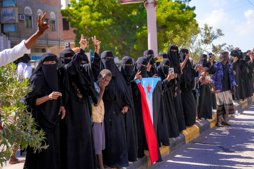 الرئيس الزُبيدي يزور محافظة أبين ويضع حجر الأساس لمشروع محطة الطاقة الشمسية بقدرة 30 ميجاوات الرئيس الزُبيدي يزور محافظة أبين ويضع حجر الأساس لمشروع محطة الطاقة الشمسية بقدرة 30 ميجاوات