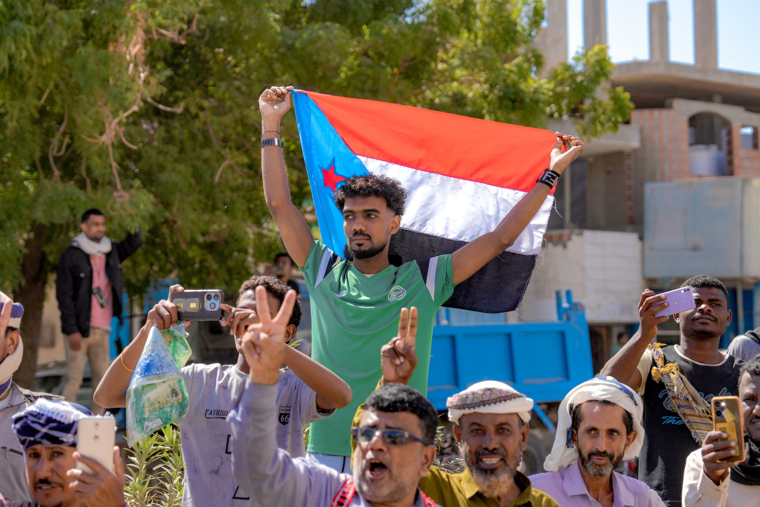 الرئيس الزُبيدي يزور محافظة أبين ويضع حجر الأساس لمشروع محطة الطاقة الشمسية بقدرة 30 ميجاوات الرئيس الزُبيدي يزور محافظة أبين ويضع حجر الأساس لمشروع محطة الطاقة الشمسية بقدرة 30 ميجاوات