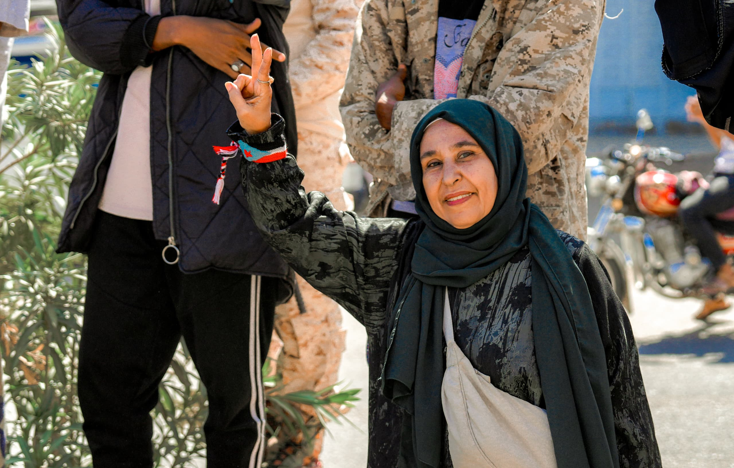 الرئيس الزُبيدي يزور محافظة أبين ويضع حجر الأساس لمشروع محطة الطاقة الشمسية بقدرة 30 ميجاوات الرئيس الزُبيدي يزور محافظة أبين ويضع حجر الأساس لمشروع محطة الطاقة الشمسية بقدرة 30 ميجاوات