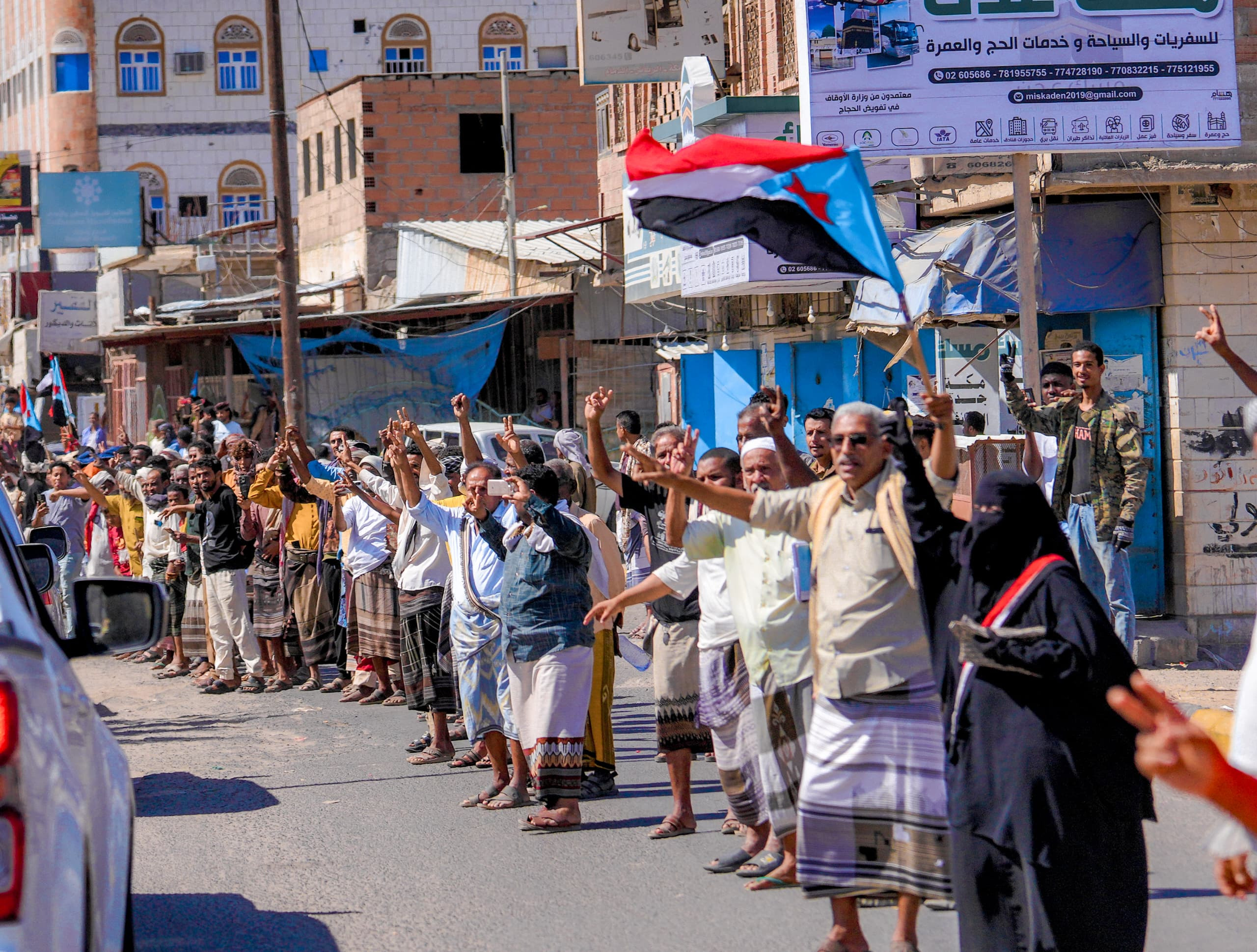 الرئيس الزُبيدي يزور محافظة أبين ويضع حجر الأساس لمشروع محطة الطاقة الشمسية بقدرة 30 ميجاوات الرئيس الزُبيدي يزور محافظة أبين ويضع حجر الأساس لمشروع محطة الطاقة الشمسية بقدرة 30 ميجاوات