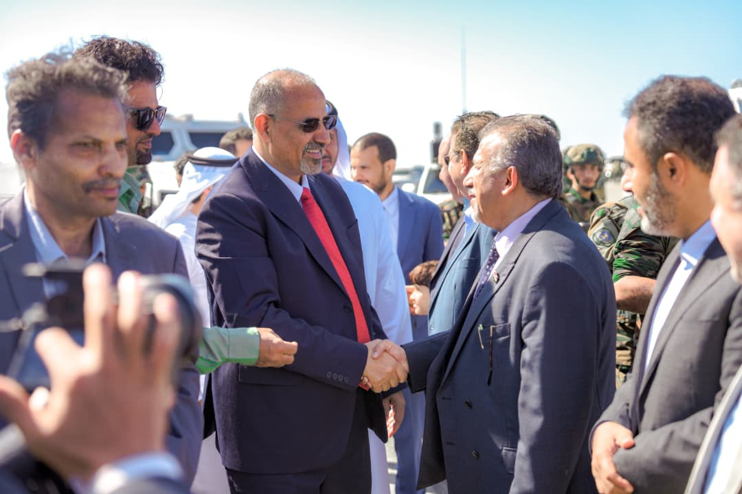 الرئيس الزُبيدي يزور محافظة أبين ويضع حجر الأساس لمشروع محطة الطاقة الشمسية بقدرة 30 ميجاوات الرئيس الزُبيدي يزور محافظة أبين ويضع حجر الأساس لمشروع محطة الطاقة الشمسية بقدرة 30 ميجاوات