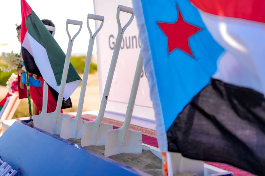 الرئيس الزُبيدي يزور محافظة أبين ويضع حجر الأساس لمشروع محطة الطاقة الشمسية بقدرة 30 ميجاوات الرئيس الزُبيدي يزور محافظة أبين ويضع حجر الأساس لمشروع محطة الطاقة الشمسية بقدرة 30 ميجاوات