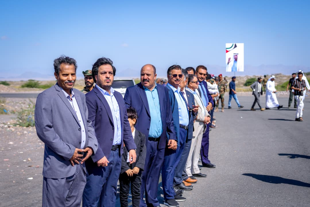 الرئيس الزُبيدي يزور محافظة أبين ويضع حجر الأساس لمشروع محطة الطاقة الشمسية بقدرة 30 ميجاوات الرئيس الزُبيدي يزور محافظة أبين ويضع حجر الأساس لمشروع محطة الطاقة الشمسية بقدرة 30 ميجاوات