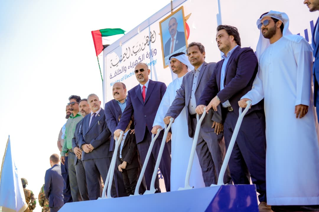 الرئيس الزُبيدي يزور محافظة أبين ويضع حجر الأساس لمشروع محطة الطاقة الشمسية بقدرة 30 ميجاوات الرئيس الزُبيدي يزور محافظة أبين ويضع حجر الأساس لمشروع محطة الطاقة الشمسية بقدرة 30 ميجاوات