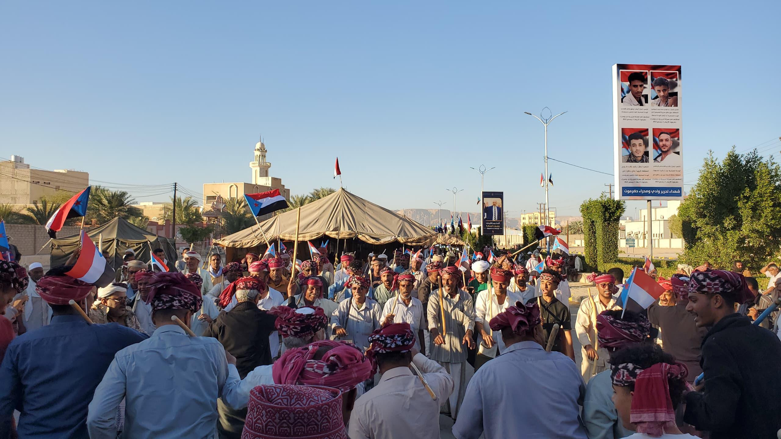 توافد شعبي وقبلي إلى مخيم الاعتصام بسيئون دعمًا لمطلب إعلان دولة الجنوب العربي توافد شعبي وقبلي إلى مخيم الاعتصام بسيئون دعمًا لمطلب إعلان دولة الجنوب العربي