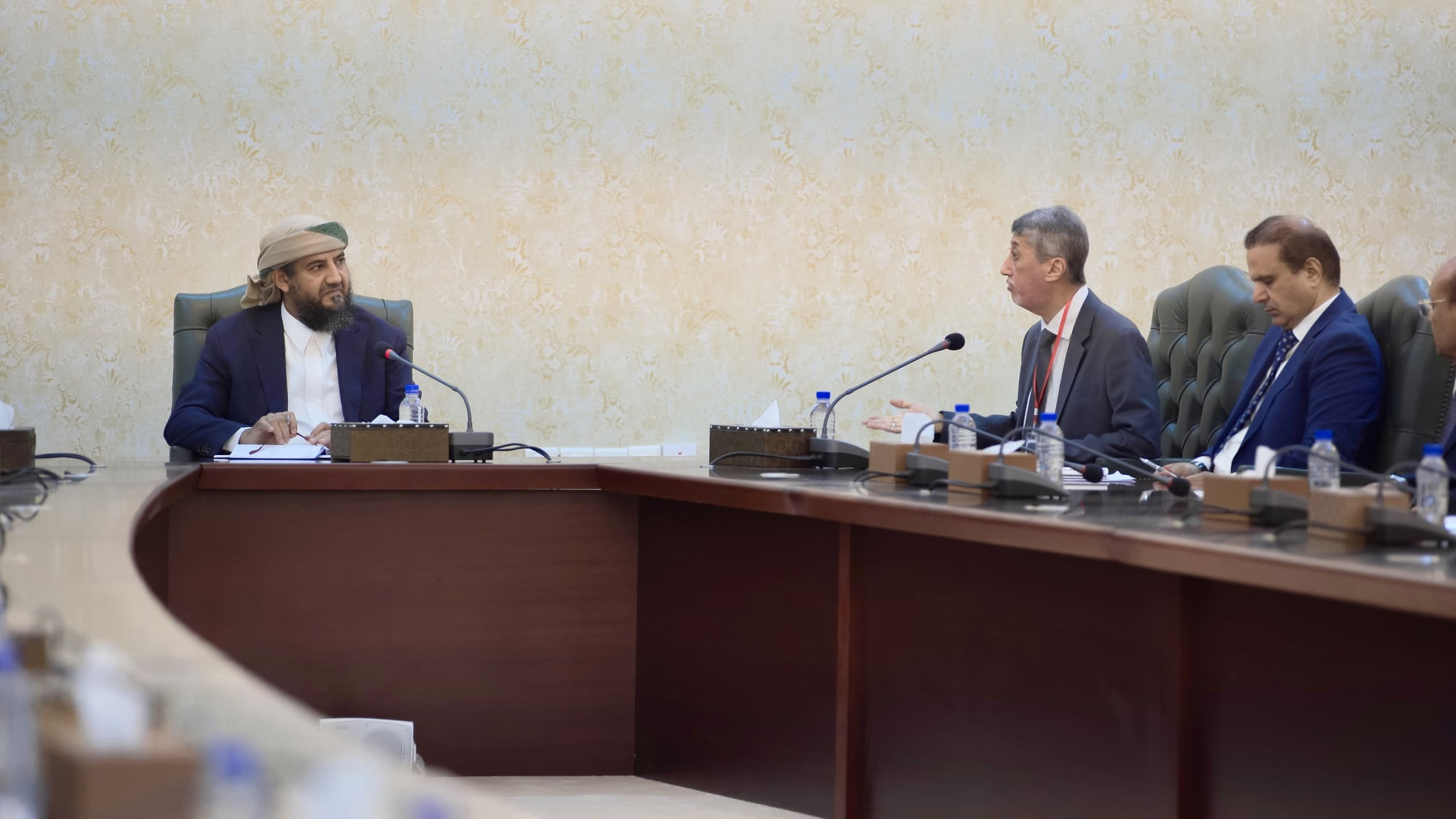 المحرّمي يؤكد أهمية الشراكة مع القطاع الخاص لضمان استقرار العملة وتحفيز الاقتصاد المحرّمي يؤكد أهمية الشراكة مع القطاع الخاص لضمان استقرار العملة وتحفيز الاقتصاد