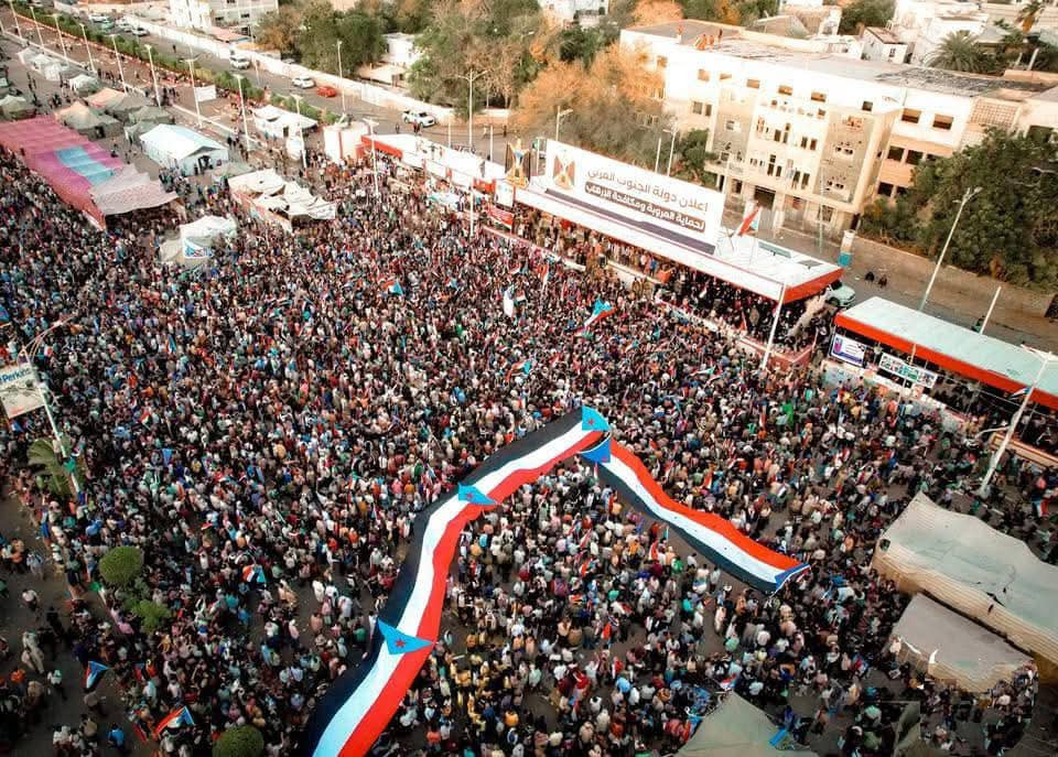 حشود جماهيرية واسعة من الضالع تصل العاصمة عدن دعمًا لمطالب إعلان دولة الجنوب العربي حشود جماهيرية واسعة من الضالع تصل العاصمة عدن دعمًا لمطالب إعلان دولة الجنوب العربي