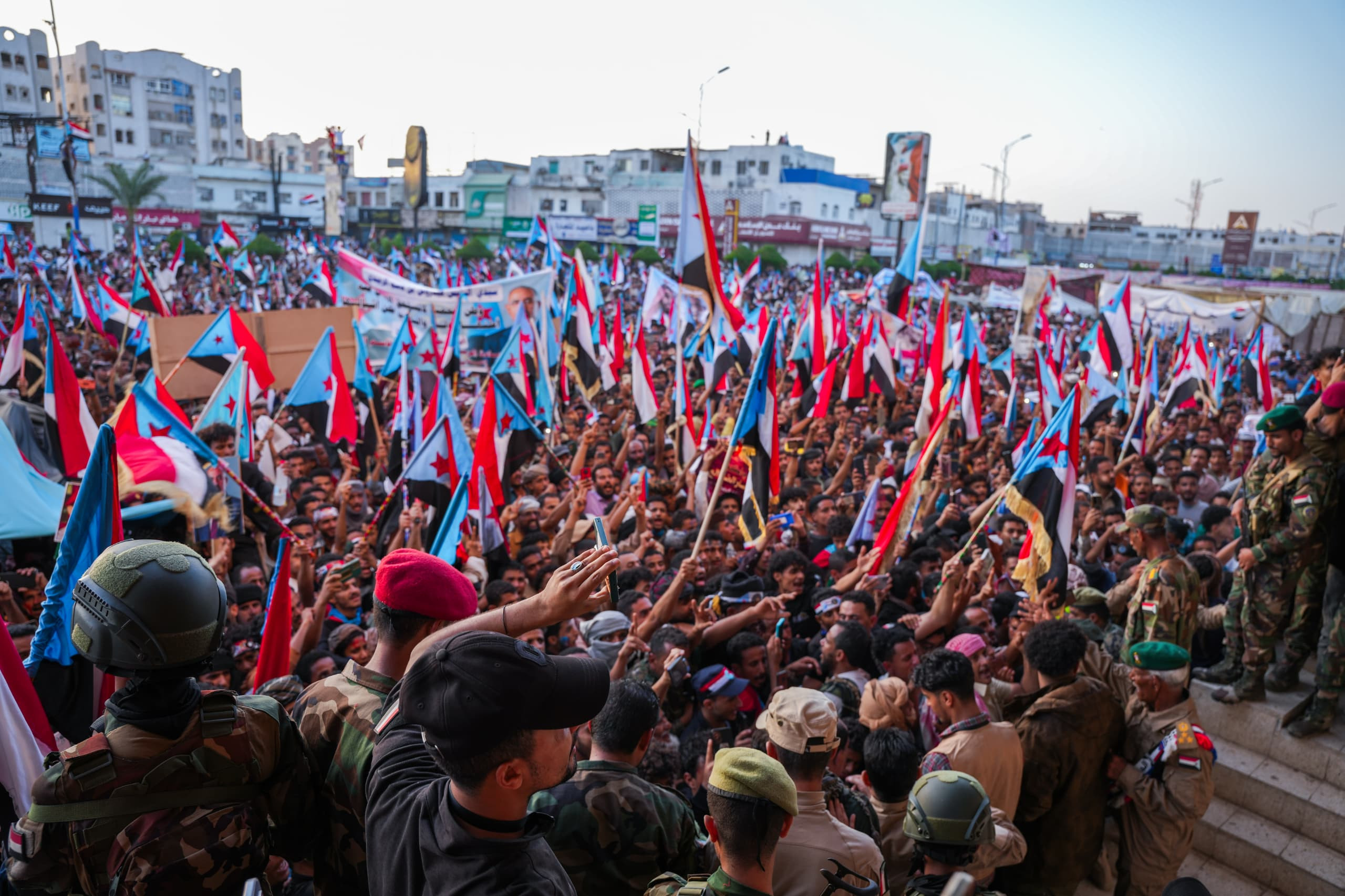 حشود جماهيرية واسعة من الضالع تصل العاصمة عدن دعمًا لمطالب إعلان دولة الجنوب العربي حشود جماهيرية واسعة من الضالع تصل العاصمة عدن دعمًا لمطالب إعلان دولة الجنوب العربي