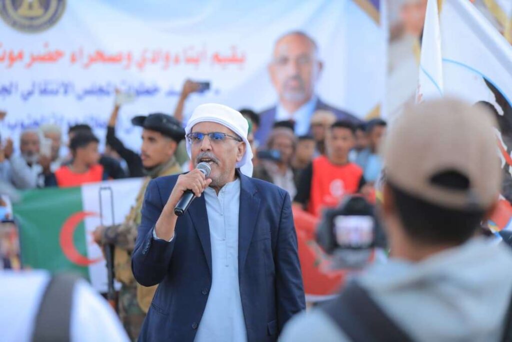 الكثيري من ساحة الاعتصام بسيئون يؤكد قرب إعلان دولة الجنوب العربي ويبارك موقف السلطة المحلية بحضرموت الكثيري من ساحة الاعتصام بسيئون يؤكد قرب إعلان دولة الجنوب العربي ويبارك موقف السلطة المحلية بحضرموت