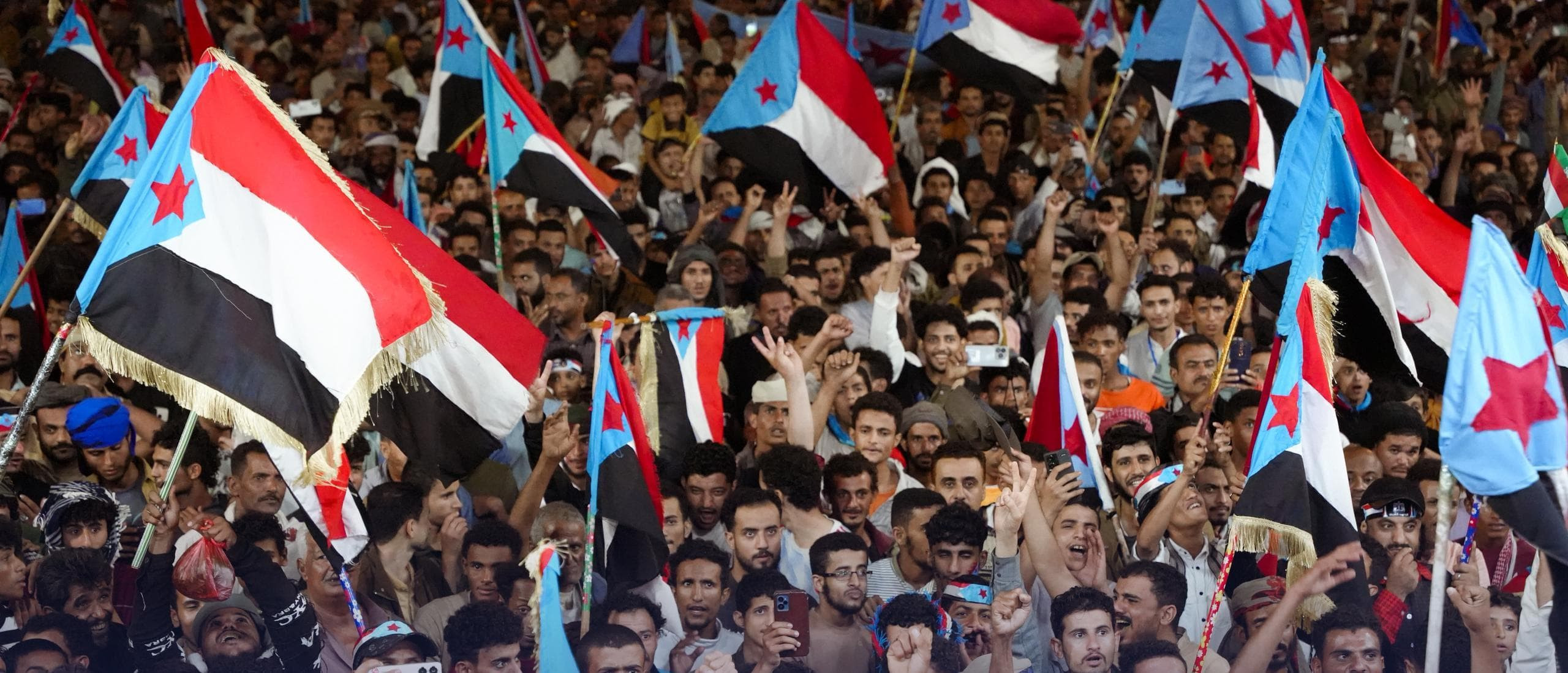 ساحة الاعتصام بالعاصمة عدن تحتضن أمسية فنية بمشاركة جماهيرية واسعة ساحة الاعتصام بالعاصمة عدن تحتضن أمسية فنية بمشاركة جماهيرية واسعة