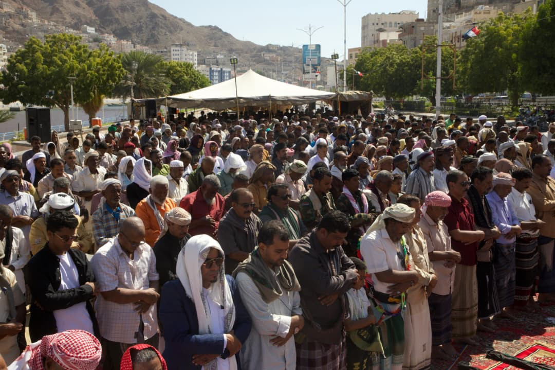 جموع من المصلين يؤدون صلاة “جمعة الجنوب العربي لكل وبكل أبنائه” في ساحة الاعتصام بالمكلا جموع من المصلين يؤدون صلاة “جمعة الجنوب العربي لكل وبكل أبنائه” في ساحة الاعتصام بالمكلا