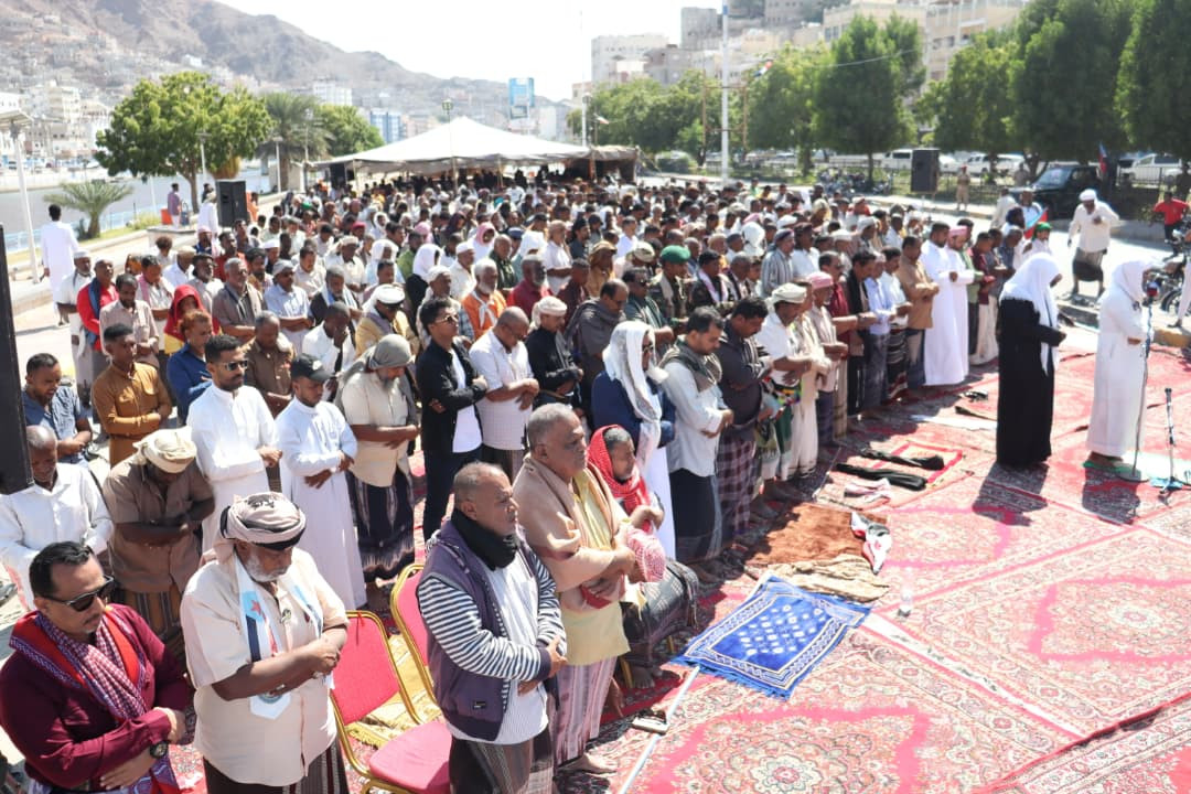 جموع من المصلين يؤدون صلاة “جمعة الجنوب العربي لكل وبكل أبنائه” في ساحة الاعتصام بالمكلا جموع من المصلين يؤدون صلاة “جمعة الجنوب العربي لكل وبكل أبنائه” في ساحة الاعتصام بالمكلا