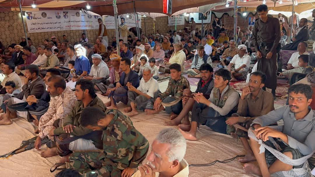 جموع المصلين يؤدون صلاة الجمعة "الجنوب العربي لكل وبكل ابنائه' في ساحة الاعتصام بعتق جموع المصلين يؤدون صلاة الجمعة "الجنوب العربي لكل وبكل ابنائه' في ساحة الاعتصام بعتق