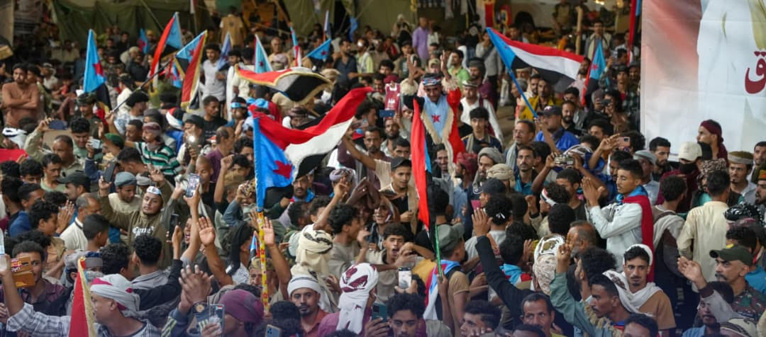 أمسية فنية تشعل ساحة الاعتصام المفتوح بالعاصمة عدن أمسية فنية تشعل ساحة الاعتصام المفتوح بالعاصمة عدن