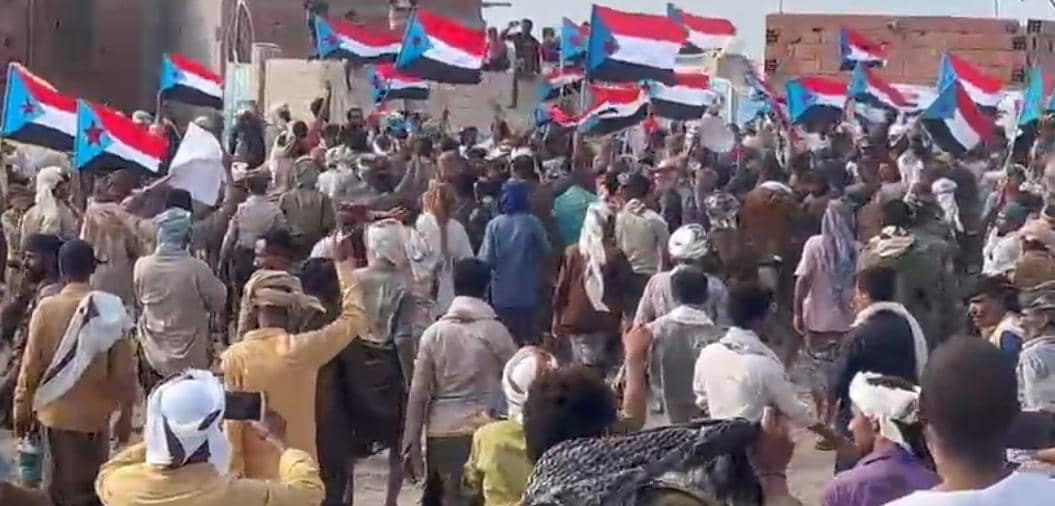 مسيرة شعبية في مديرية المضاربة ورأس العارة تطالب بإعلان دولة الجنوب العربي مسيرة شعبية في مديرية المضاربة ورأس العارة تطالب بإعلان دولة الجنوب العربي
