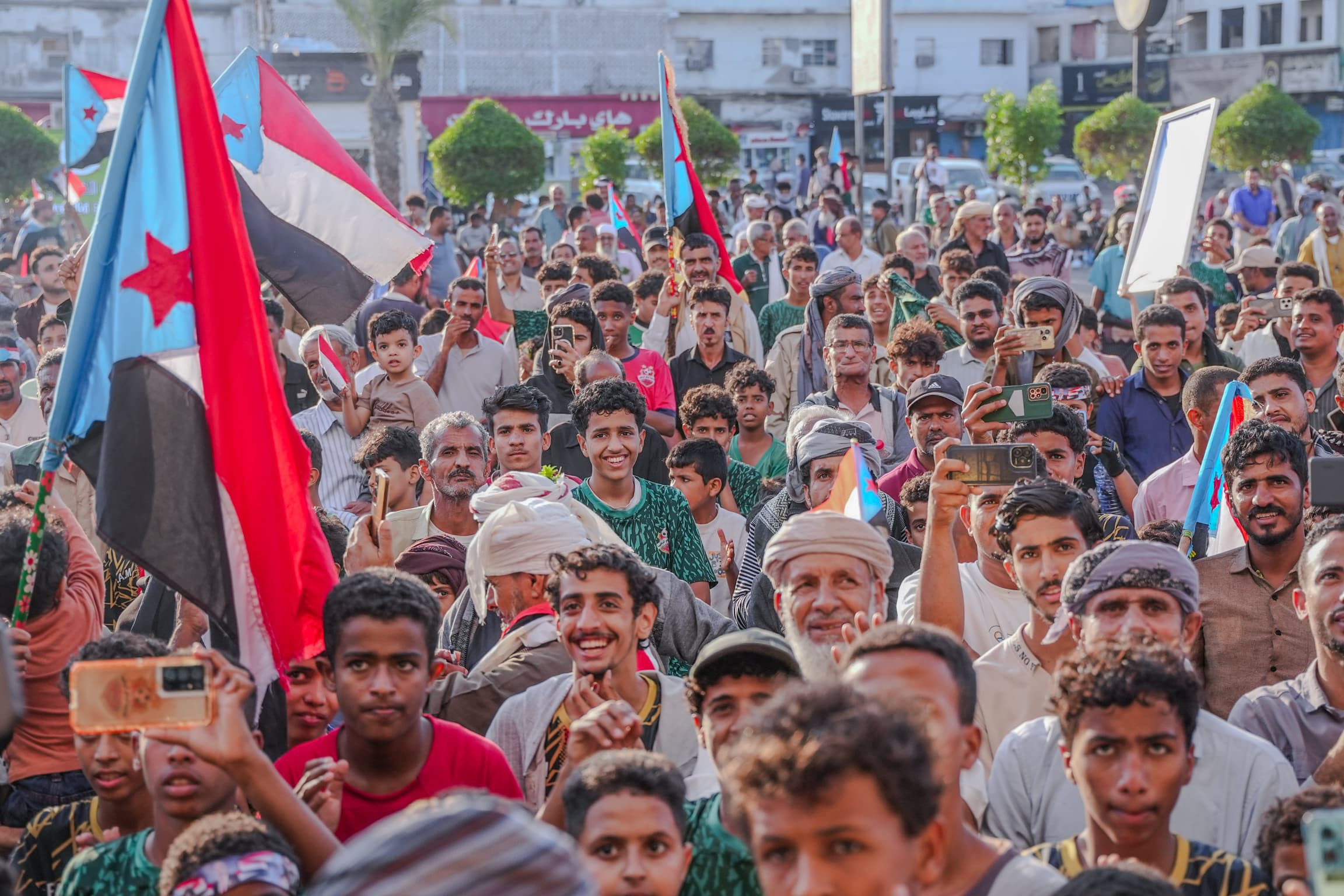 تواصل الحشود الجماهيرية في ساحة الاعتصام المفتوح بالعاصمة عدن تواصل الحشود الجماهيرية في ساحة الاعتصام المفتوح بالعاصمة عدن