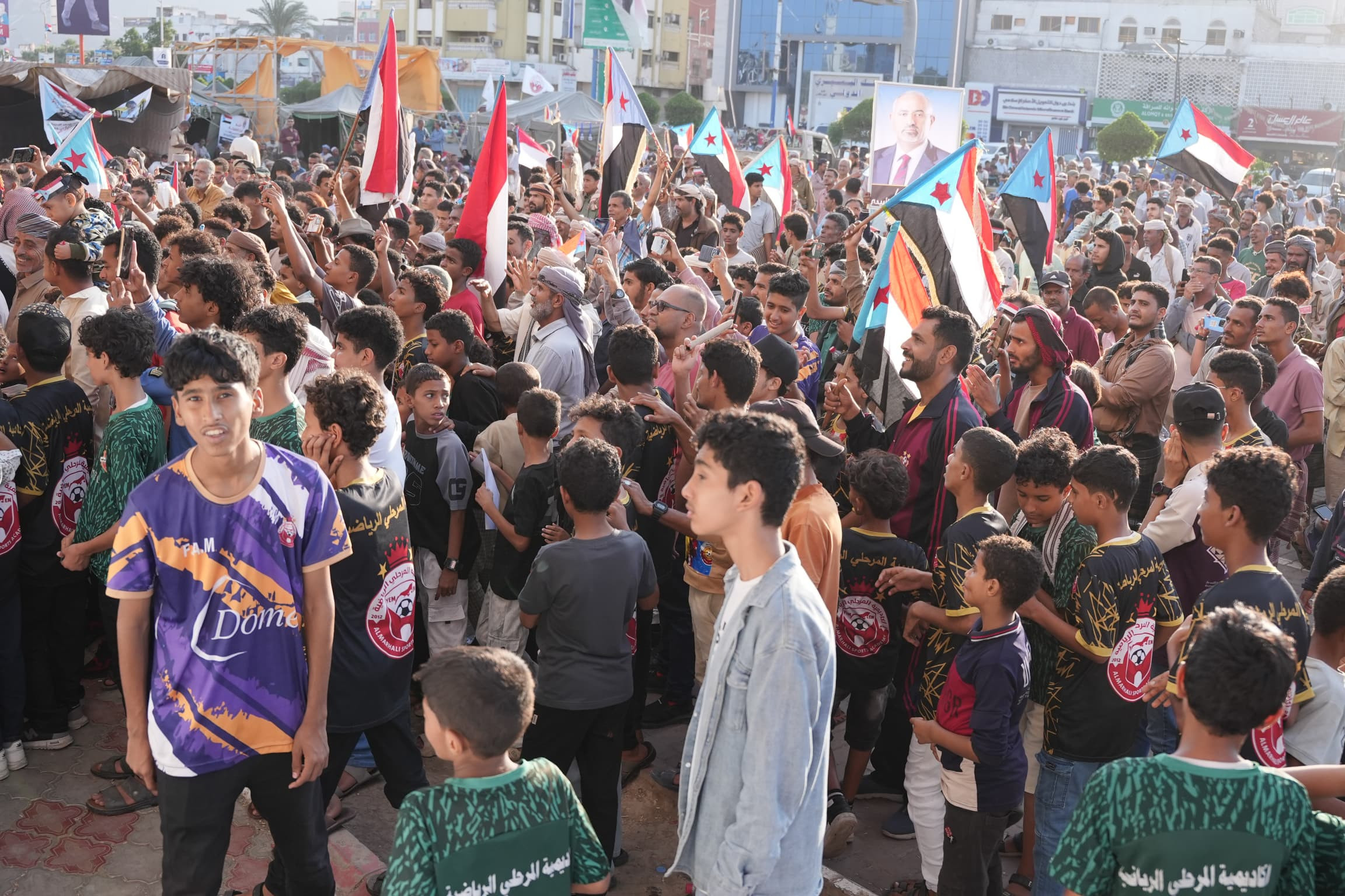 تواصل الحشود الجماهيرية في ساحة الاعتصام المفتوح بالعاصمة عدن تواصل الحشود الجماهيرية في ساحة الاعتصام المفتوح بالعاصمة عدن