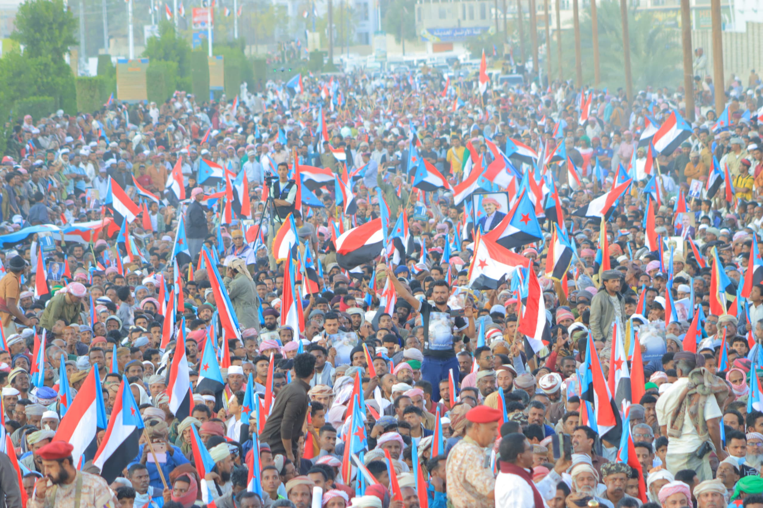 أبناء وادي وصحراء حضرموت يحتشدون في مليونية "النصر وإعلان دولة الجنوب العربي" أبناء وادي وصحراء حضرموت يحتشدون في مليونية "النصر وإعلان دولة الجنوب العربي"