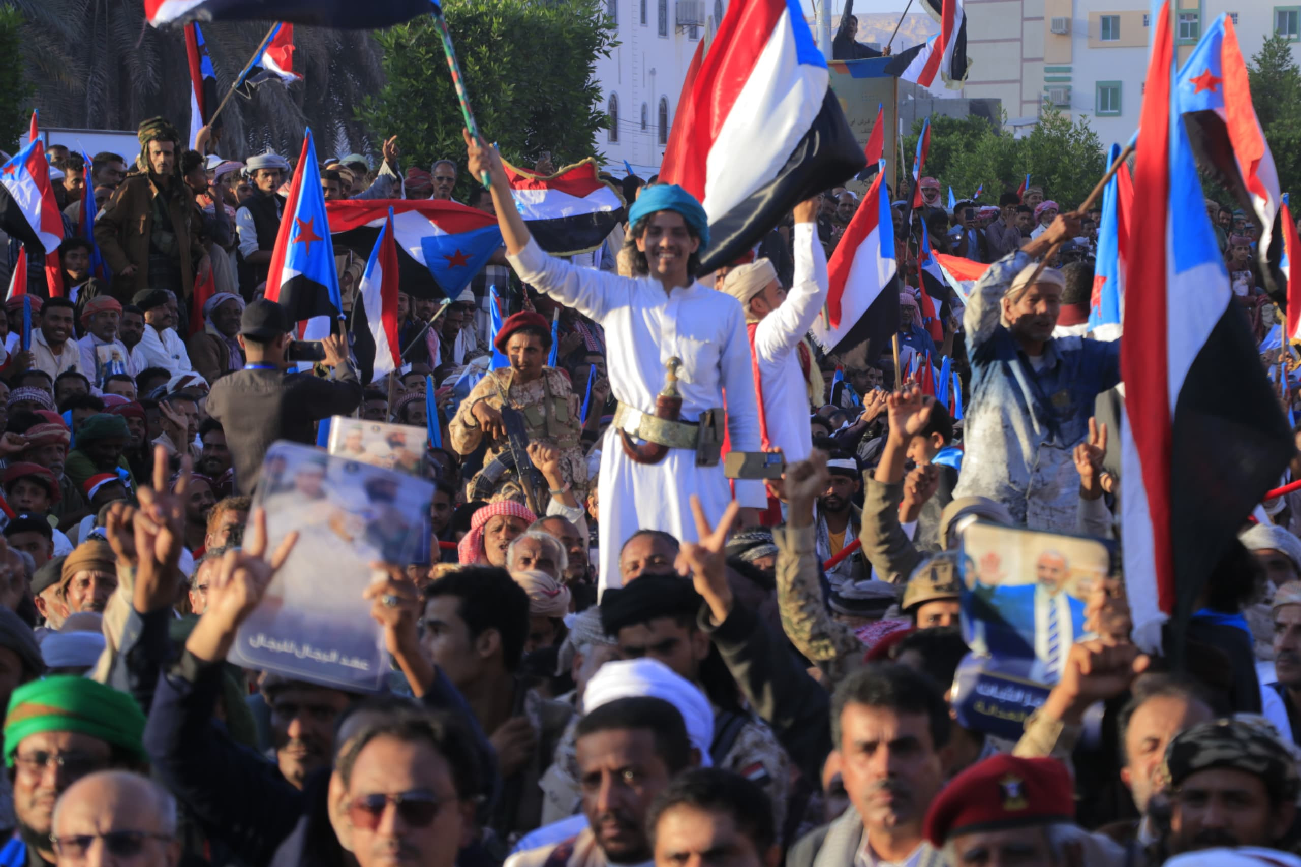 أبناء وادي وصحراء حضرموت يحتشدون في مليونية "النصر وإعلان دولة الجنوب العربي" أبناء وادي وصحراء حضرموت يحتشدون في مليونية "النصر وإعلان دولة الجنوب العربي"