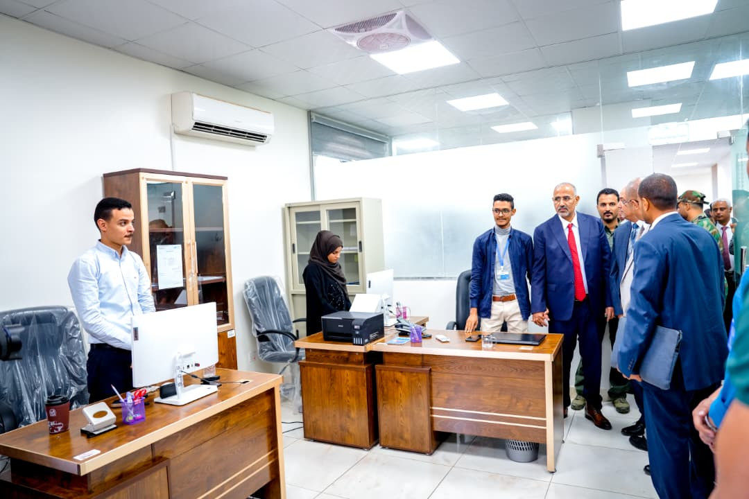 الرئيس الزُبيدي يتفقد جاهزية وزارة الاتصالات وتقنية المعلومات ويؤكد أهمية تطوير القطاع الرئيس الزُبيدي يتفقد جاهزية وزارة الاتصالات وتقنية المعلومات ويؤكد أهمية تطوير القطاع