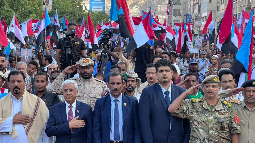 مدينة المكلا عاصمة محافظة حضرموت تشهد مليونية "القرار قرارنا" لاعلان دولة الجنوب العربي"بيان" مدينة المكلا عاصمة محافظة حضرموت تشهد مليونية "القرار قرارنا" لاعلان دولة الجنوب العربي"بيان"