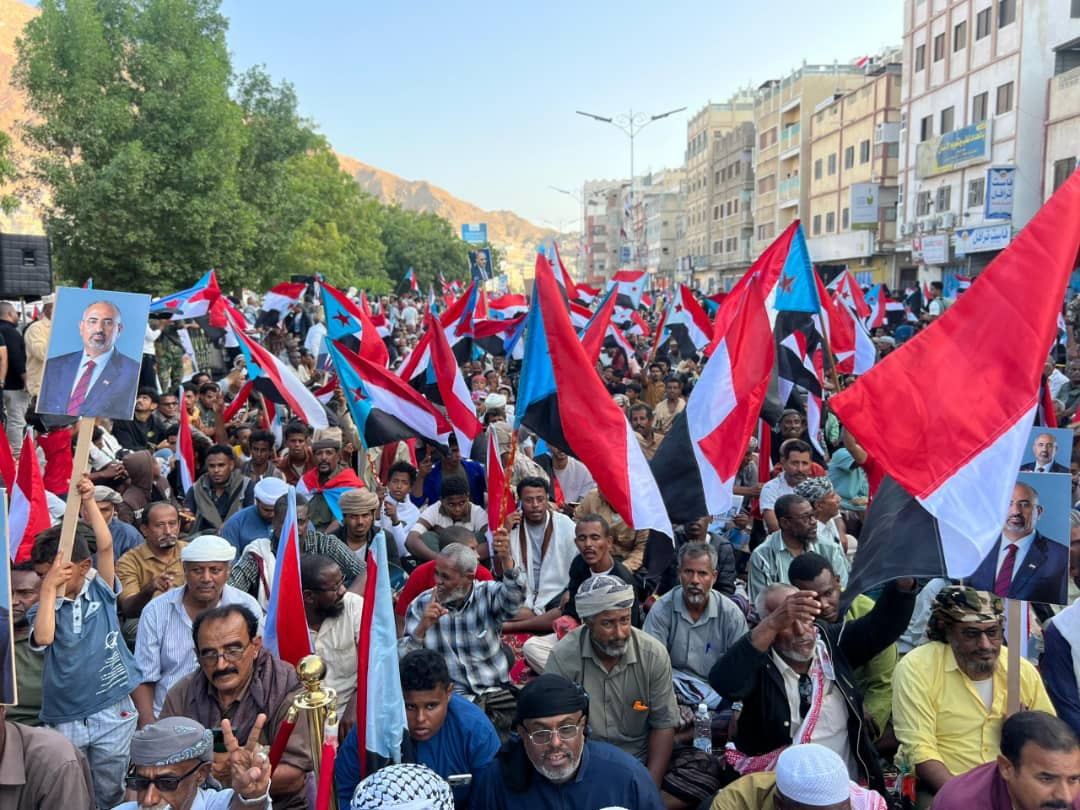 أبناء حضرموت يحتشدون في المكلا بمليونية "القرار قرارنا" للمطالبه بإعلان دولة الجنوب العربي أبناء حضرموت يحتشدون في المكلا بمليونية "القرار قرارنا" للمطالبه بإعلان دولة الجنوب العربي