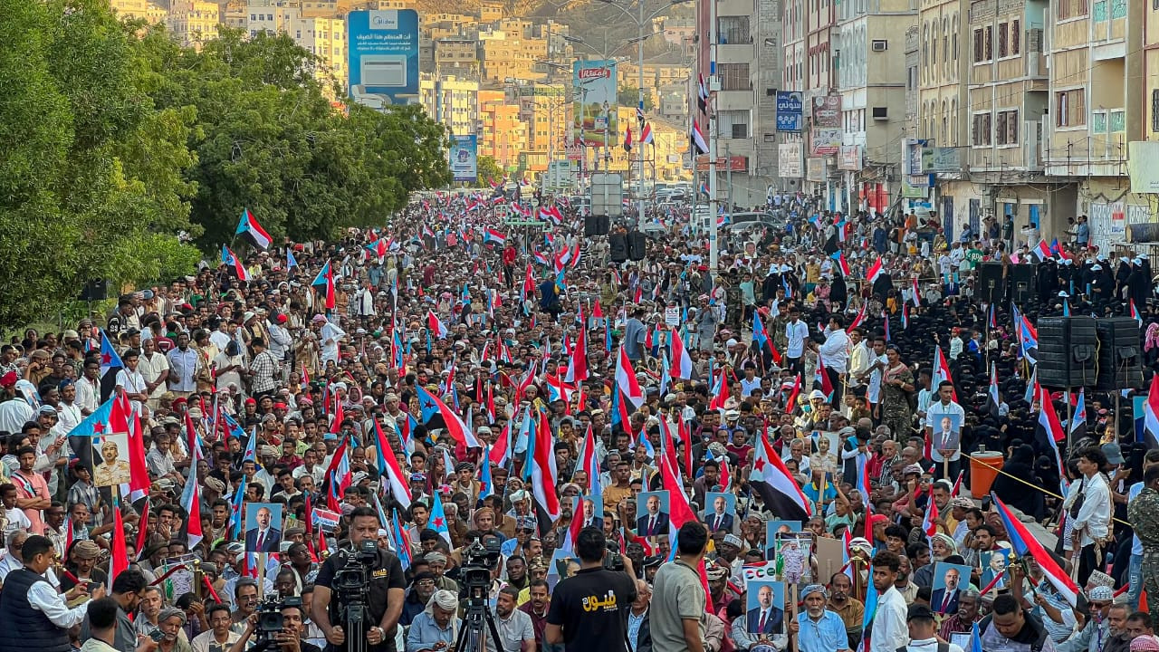 أبناء حضرموت يحتشدون في المكلا بمليونية "القرار قرارنا" للمطالبه بإعلان دولة الجنوب العربي أبناء حضرموت يحتشدون في المكلا بمليونية "القرار قرارنا" للمطالبه بإعلان دولة الجنوب العربي