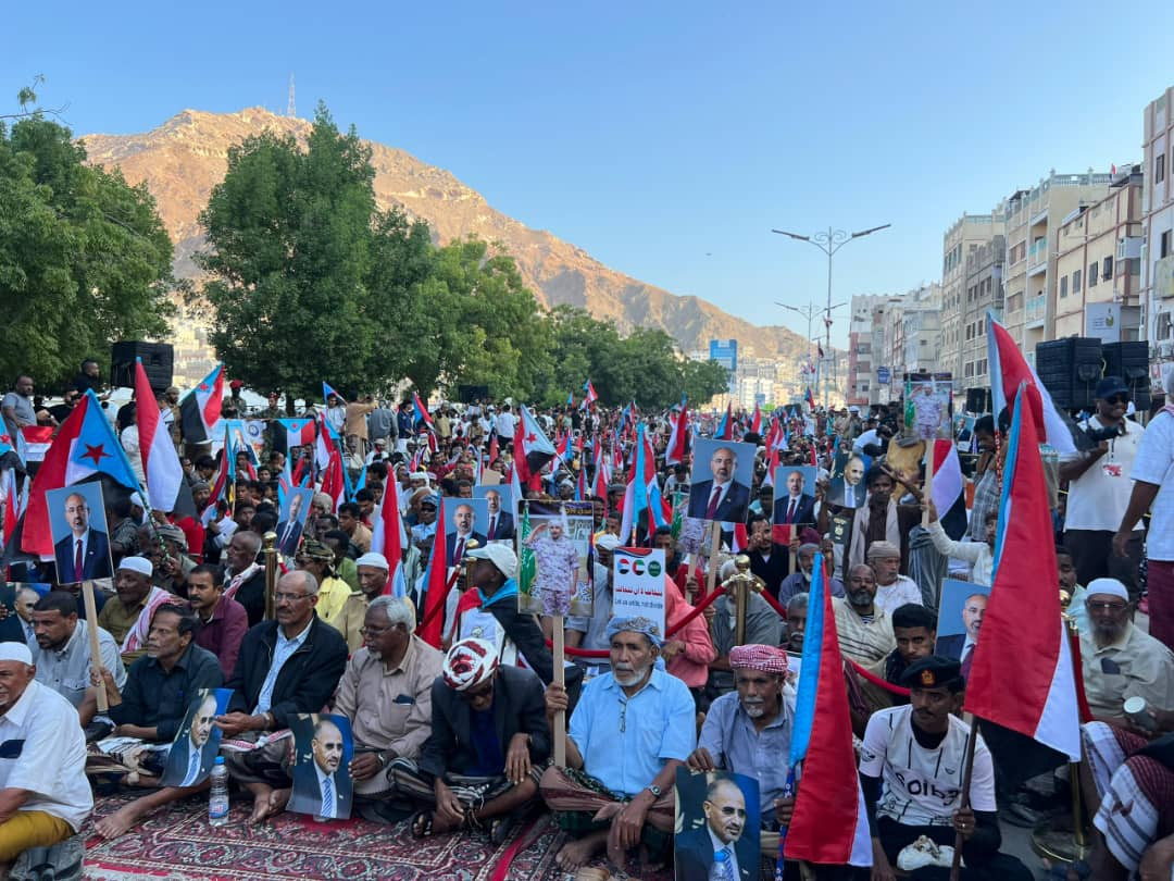 أبناء حضرموت يحتشدون في المكلا بمليونية "القرار قرارنا" للمطالبه بإعلان دولة الجنوب العربي أبناء حضرموت يحتشدون في المكلا بمليونية "القرار قرارنا" للمطالبه بإعلان دولة الجنوب العربي