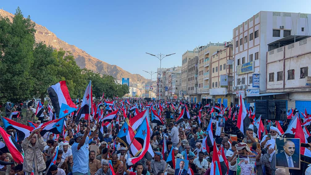 أبناء حضرموت يحتشدون في المكلا بمليونية "القرار قرارنا" للمطالبه بإعلان دولة الجنوب العربي أبناء حضرموت يحتشدون في المكلا بمليونية "القرار قرارنا" للمطالبه بإعلان دولة الجنوب العربي