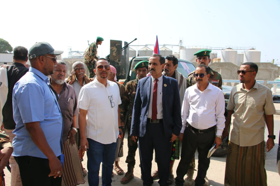 باتيس يتفقد أضرار الضربة الجوية السعودية على ميناء المكلا وما خلفته من أضرار على الأحياء السكنية المجاورة باتيس يتفقد أضرار الضربة الجوية السعودية على ميناء المكلا وما خلفته من أضرار على الأحياء السكنية المجاورة