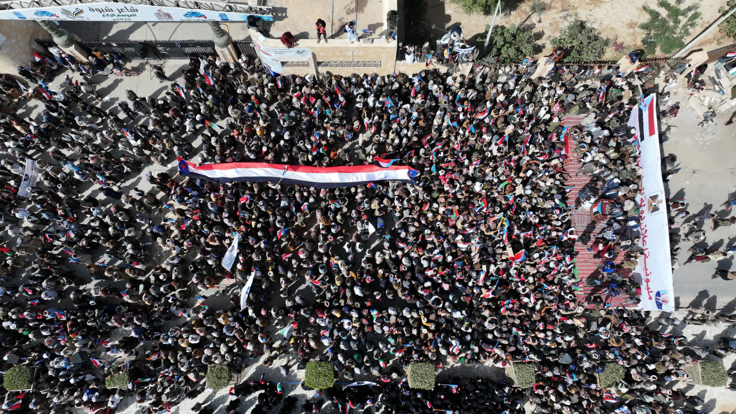 مليونية جماهيرية حاشدة في شبوة دعمًا للقوات المسلحة الجنوبية والمطالبة بإعلان دولة الجنوب العربي مليونية جماهيرية حاشدة في شبوة دعمًا للقوات المسلحة الجنوبية والمطالبة بإعلان دولة الجنوب العربي