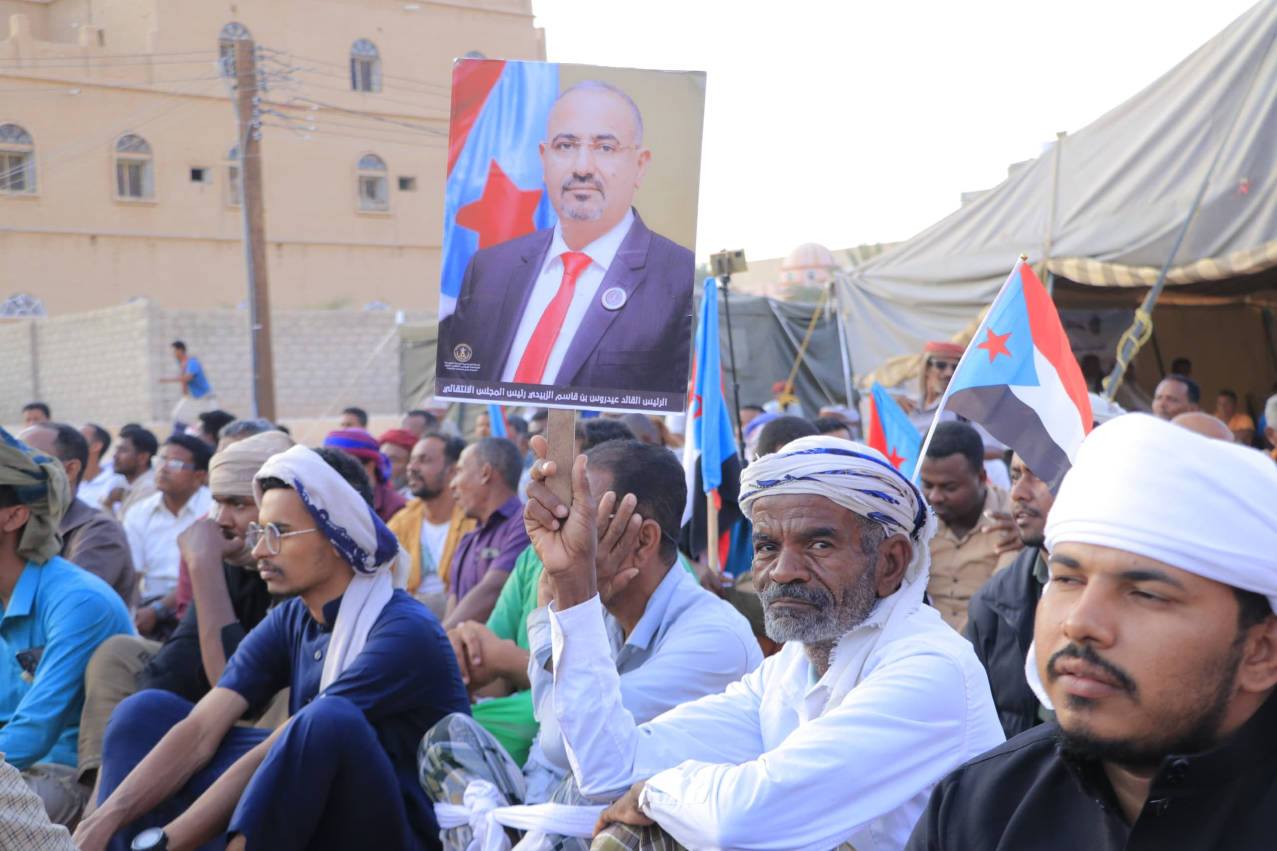 وصول وفود جماهيرية من تريم إلى مخيم الاعتصام بسيئون دعمًا لإعلان دولة الجنوب العربي وصول وفود جماهيرية من تريم إلى مخيم الاعتصام بسيئون دعمًا لإعلان دولة الجنوب العربي