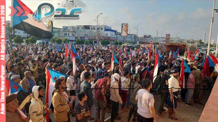 اخبار عدن - عاجل / حشود بالآلاف تملأ ساحة العروض في الاعتصام المطالب باستعادة دولة الجنوب (صور) اخبار عدن - عاجل / حشود بالآلاف تملأ ساحة العروض في الاعتصام المطالب باستعادة دولة الجنوب (صور)