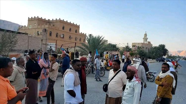اخبار وتقارير - أبناء حضرموت يتوافدون إلى سيئون استجابةً لدعوات الاعتصام المفتوح اخبار وتقارير - أبناء حضرموت يتوافدون إلى سيئون استجابةً لدعوات الاعتصام المفتوح