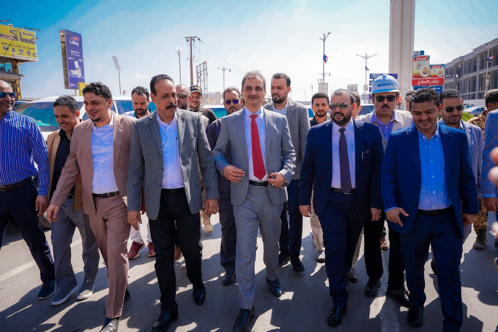 لملس و الحريزي يفتتحان مشروع إعادة تأهيل شارع معارض السيارات في الشيخ عثمان لملس و الحريزي يفتتحان مشروع إعادة تأهيل شارع معارض السيارات في الشيخ عثمان