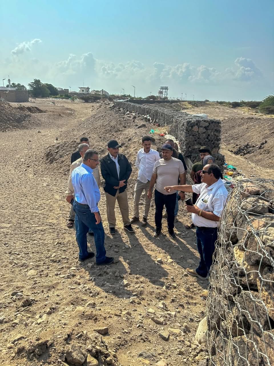 فريق وزارة الزراعة والأسماك يتفقد أعمال مشروع حماية أراضي المزارعين في وادي تمنان بلحج - فريق وزارة الزراعة والأسماك يتفقد أعمال مشروع حماية أراضي المزارعين في وادي تمنان بلحج -