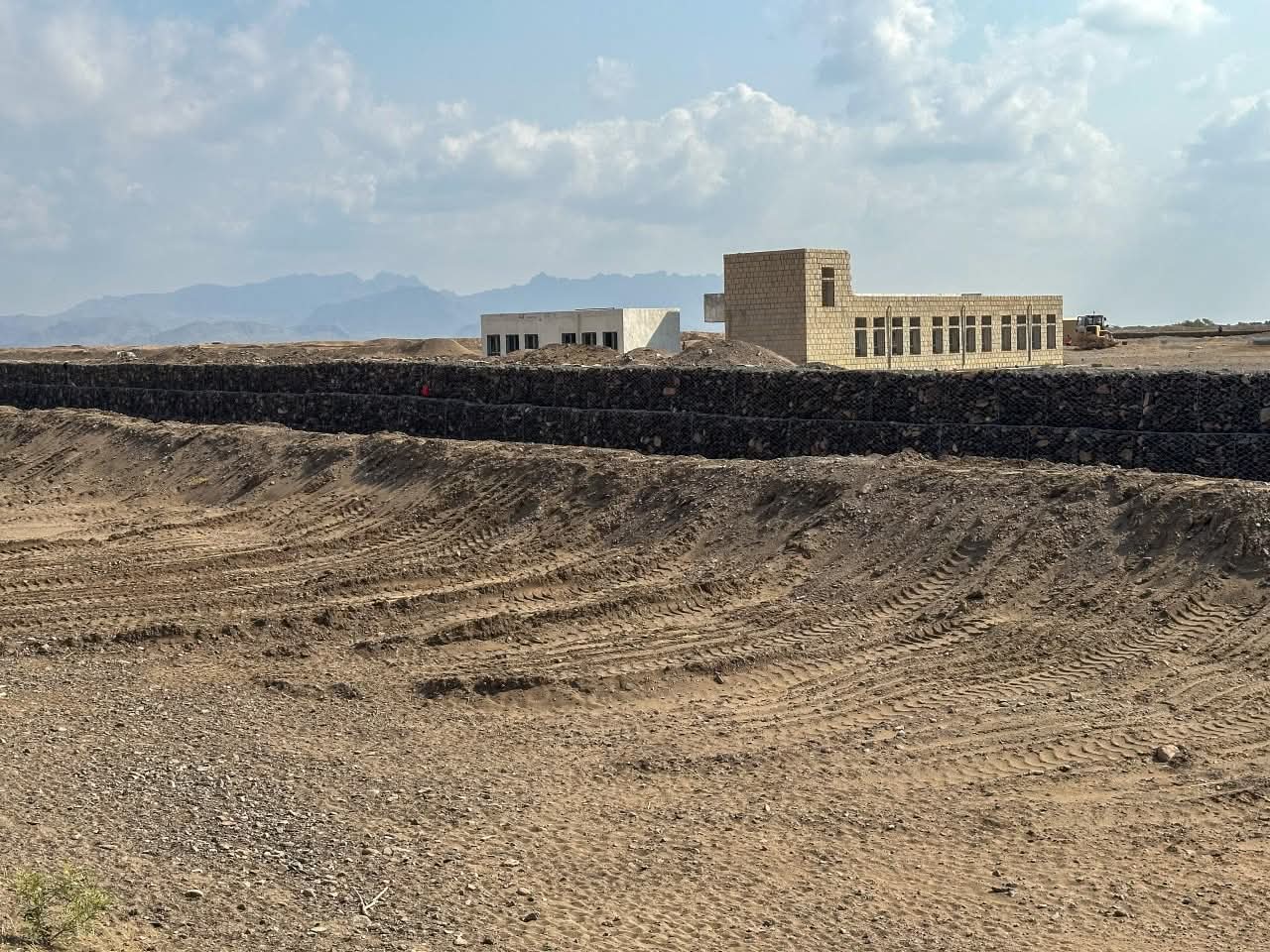 فريق وزارة الزراعة والأسماك يتفقد أعمال مشروع حماية أراضي المزارعين في وادي تمنان بلحج - فريق وزارة الزراعة والأسماك يتفقد أعمال مشروع حماية أراضي المزارعين في وادي تمنان بلحج -