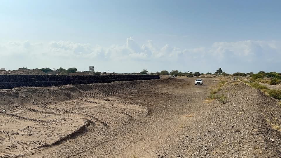 فريق وزارة الزراعة والأسماك يتفقد أعمال مشروع حماية أراضي المزارعين في وادي تمنان بلحج - فريق وزارة الزراعة والأسماك يتفقد أعمال مشروع حماية أراضي المزارعين في وادي تمنان بلحج -