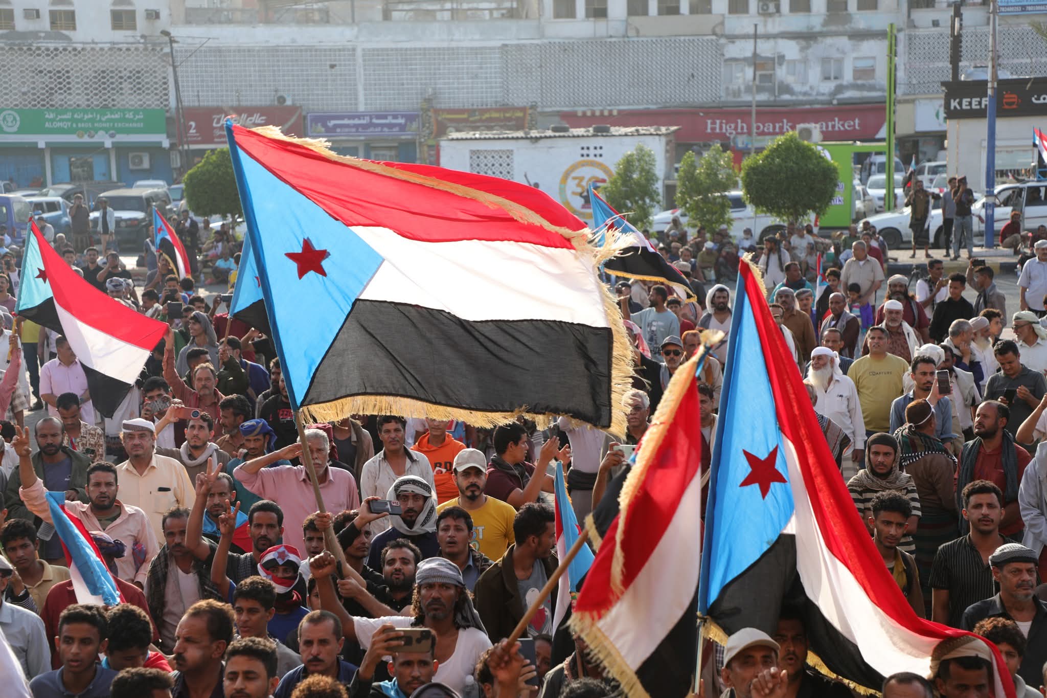 الجنوب ينتفض: مسيرات واعتصامات واسعة تطالب بإعلان دولة الجنوب العربي - الجنوب ينتفض: مسيرات واعتصامات واسعة تطالب بإعلان دولة الجنوب العربي -