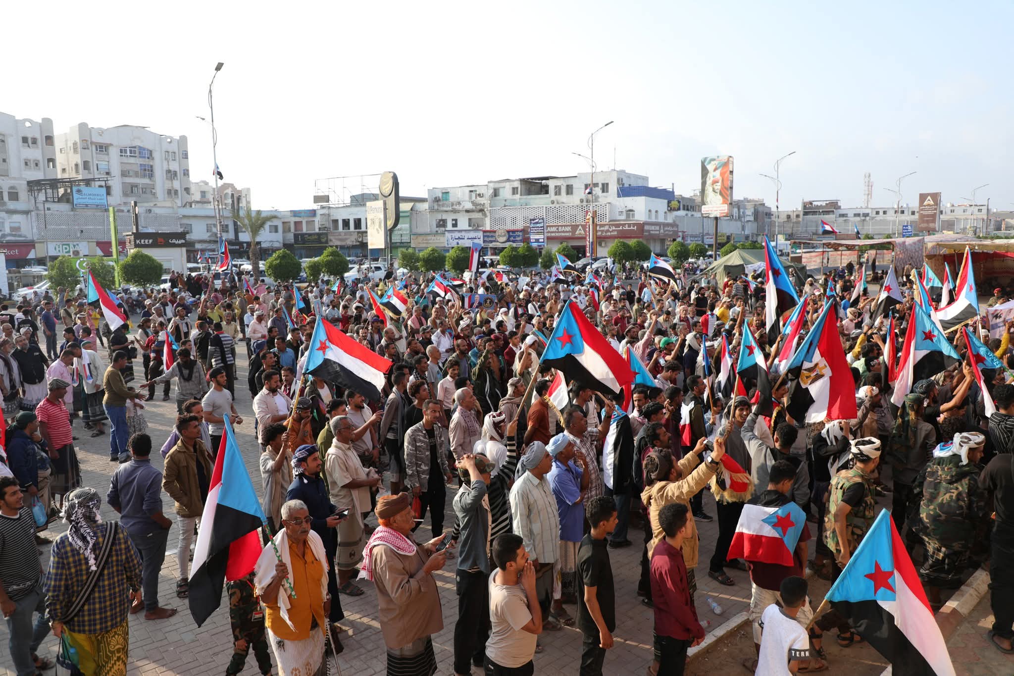 الجنوب ينتفض: مسيرات واعتصامات واسعة تطالب بإعلان دولة الجنوب العربي - الجنوب ينتفض: مسيرات واعتصامات واسعة تطالب بإعلان دولة الجنوب العربي -