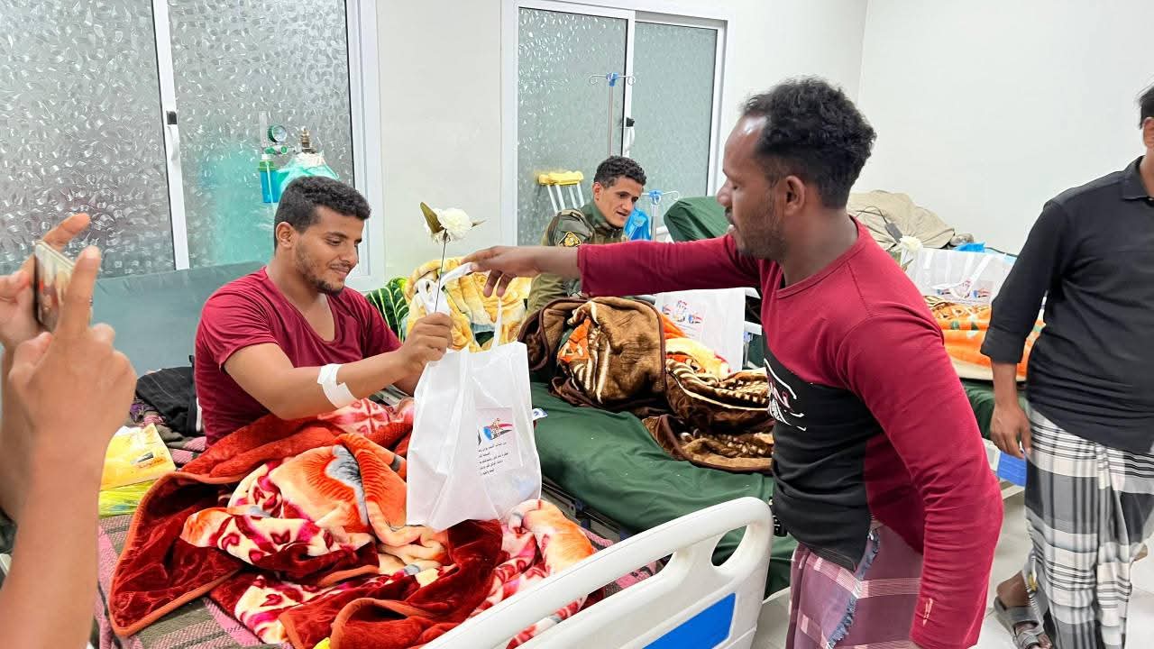 شباب الغضب في سيئون يتفقدون جرحى القوات المسلحة الجنوبية ويشيدون بتضحياتهم البطولية شباب الغضب في سيئون يتفقدون جرحى القوات المسلحة الجنوبية ويشيدون بتضحياتهم البطولية