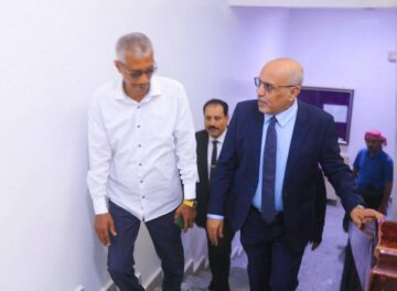 الكثيري يتفقد فرع البنك المركزي بسيئون. تاربة_اليوم/ سيئون. الثلاثاء 9 ديسمبر 2025 قام الأستاذ علي عبدالله الكثيري، رئيس الجمعية الوطنية للمجلس الانتقالي الجنوبي، اليوم الثلاثاء، بزيارة تفقدية لفرع البنك المركزي في مدينة سيئون، للاطلاع على سير العمل ومستوى الأداء عقب أحداث تحرير وادي حضرموت. وخلال الزيارة استمع الكثيري من مدير عام فرع البنك المركزي بسيئون أحمد جمعان حميد، إلى شرح مفصل حول وضع البنك وآليات العمل والإجراءات المتخذة للحفاظ على استقرار النشاط المالي والمصرفي في وادي حضرموت. وأكد الكثيري أن عملية التحرير سبقتها ترتيبات دقيقة لتأمين المؤسسات والمنشآت الحيوية، مشيدا بالوعي العالي والمسؤولية التي تحلت بها الجهات الأمنية والإدارية في وادي حضرموت، الأمر الذي أسهم في حماية المرافق العامة وضمان استمرارية العمل دون انقطاع.**وأشار الكثيري إلى أن المرحلة القادمة ستشهد جهودا مكثفة لمواجهة التحديات وتذليل أي عراقيل قد تواجه سير العمل في المؤسسات المالية والخدمية بما يعزز الاستقرار والتنمية في الوادي.**من جانبه عبر مدير فرع البنك المركزي عن ارتياحه لمستوى الأمن الذي يتمتع به وادي حضرموت، مؤكدا أنه لم تسجل أي محاولات للعبث أو الاعتداء على البنك أثناء عملية التحرير وذلك بفضل أبناء المنطقة الذين وقفوا لحماية مؤسساتهم. الكثيري يتفقد فرع البنك المركزي بسيئون. تاربة_اليوم/ سيئون. الثلاثاء 9 ديسمبر 2025 قام الأستاذ علي عبدالله الكثيري، رئيس الجمعية الوطنية للمجلس الانتقالي الجنوبي، اليوم الثلاثاء، بزيارة تفقدية لفرع البنك المركزي في مدينة سيئون، للاطلاع على سير العمل ومستوى الأداء عقب أحداث تحرير وادي حضرموت. وخلال الزيارة استمع الكثيري من مدير عام فرع البنك المركزي بسيئون أحمد جمعان حميد، إلى شرح مفصل حول وضع البنك وآليات العمل والإجراءات المتخذة للحفاظ على استقرار النشاط المالي والمصرفي في وادي حضرموت. وأكد الكثيري أن عملية التحرير سبقتها ترتيبات دقيقة لتأمين المؤسسات والمنشآت الحيوية، مشيدا بالوعي العالي والمسؤولية التي تحلت بها الجهات الأمنية والإدارية في وادي حضرموت، الأمر الذي أسهم في حماية المرافق العامة وضمان استمرارية العمل دون انقطاع.**وأشار الكثيري إلى أن المرحلة القادمة ستشهد جهودا مكثفة لمواجهة التحديات وتذليل أي عراقيل قد تواجه سير العمل في المؤسسات المالية والخدمية بما يعزز الاستقرار والتنمية في الوادي.**من جانبه عبر مدير فرع البنك المركزي عن ارتياحه لمستوى الأمن الذي يتمتع به وادي حضرموت، مؤكدا أنه لم تسجل أي محاولات للعبث أو الاعتداء على البنك أثناء عملية التحرير وذلك بفضل أبناء المنطقة الذين وقفوا لحماية مؤسساتهم.