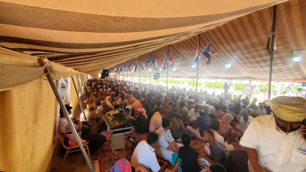 أبناء وادي وصحراء حضرموت يواصلون اعتصامهم المفتوح للمطالبة بإعلان دولة الجنوب العربي. أبناء وادي وصحراء حضرموت يواصلون اعتصامهم المفتوح للمطالبة بإعلان دولة الجنوب العربي.