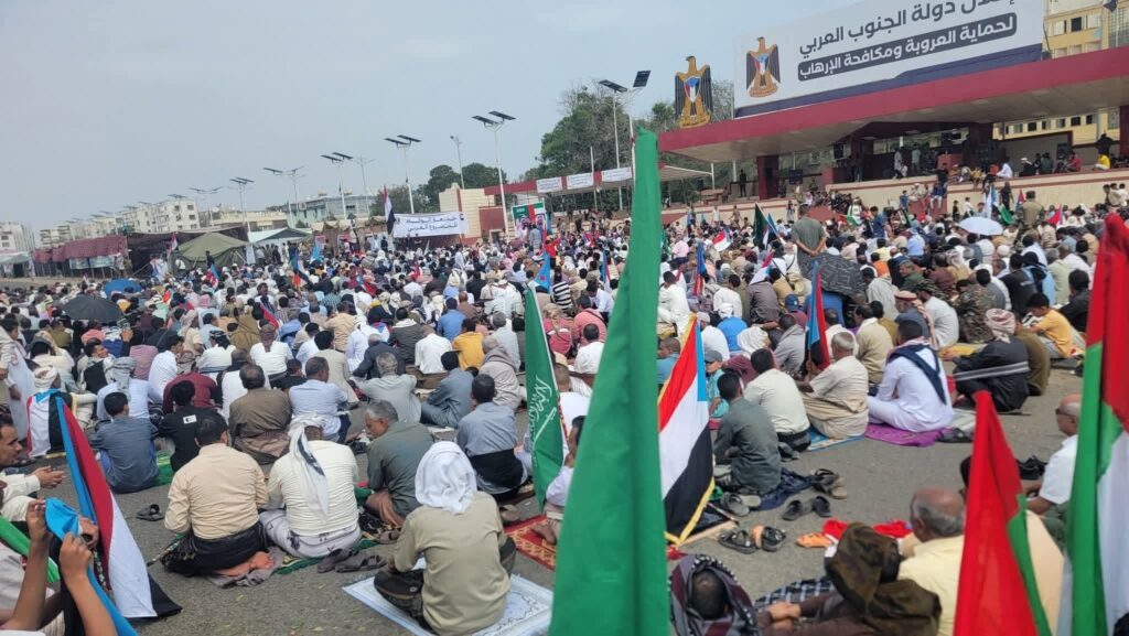 حضور جماهيري واسع لصلاة الجمعة في ساحة الاعتصام بالعاصمة عدن بمشاركة قيادات الانتقالي والسلطة المحلية حضور جماهيري واسع لصلاة الجمعة في ساحة الاعتصام بالعاصمة عدن بمشاركة قيادات الانتقالي والسلطة المحلية